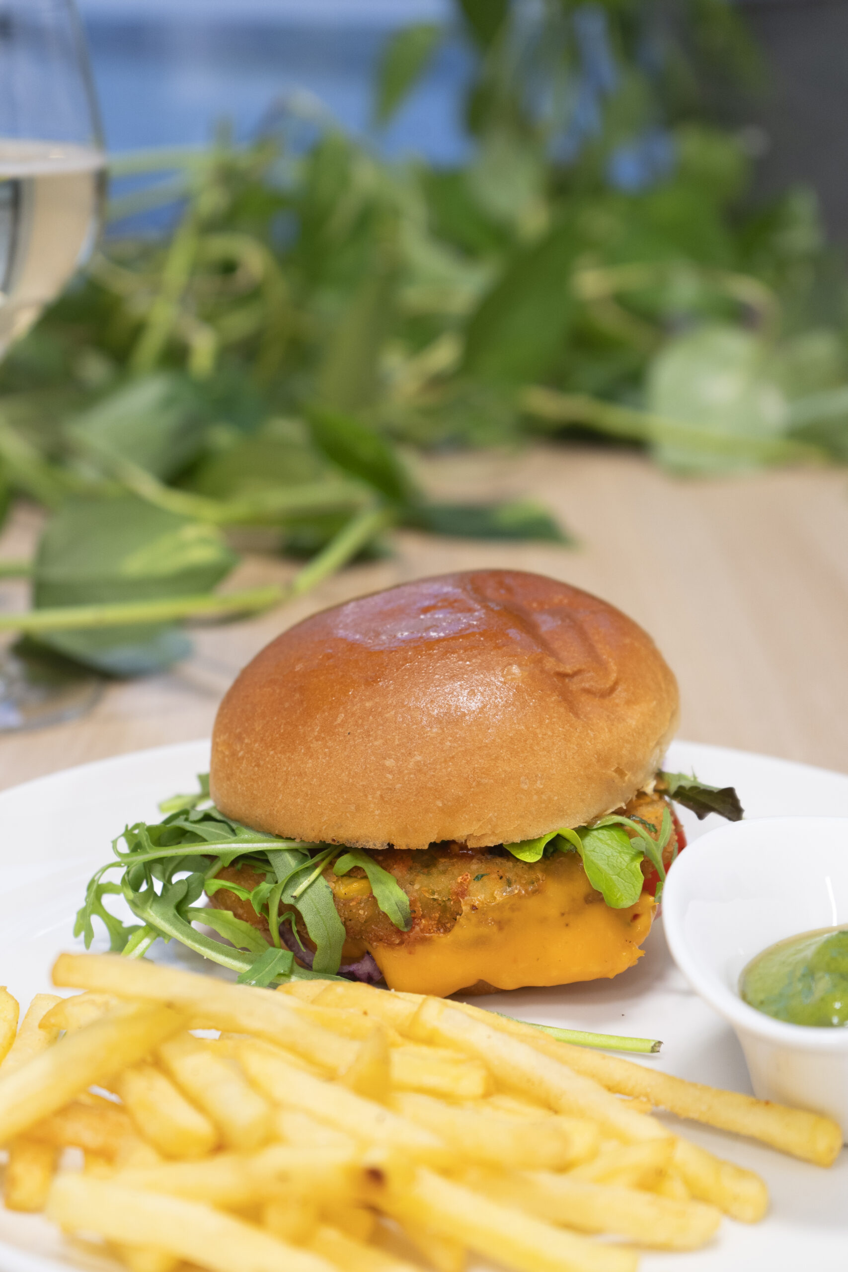 Alu Tikki Burger mit Pommes